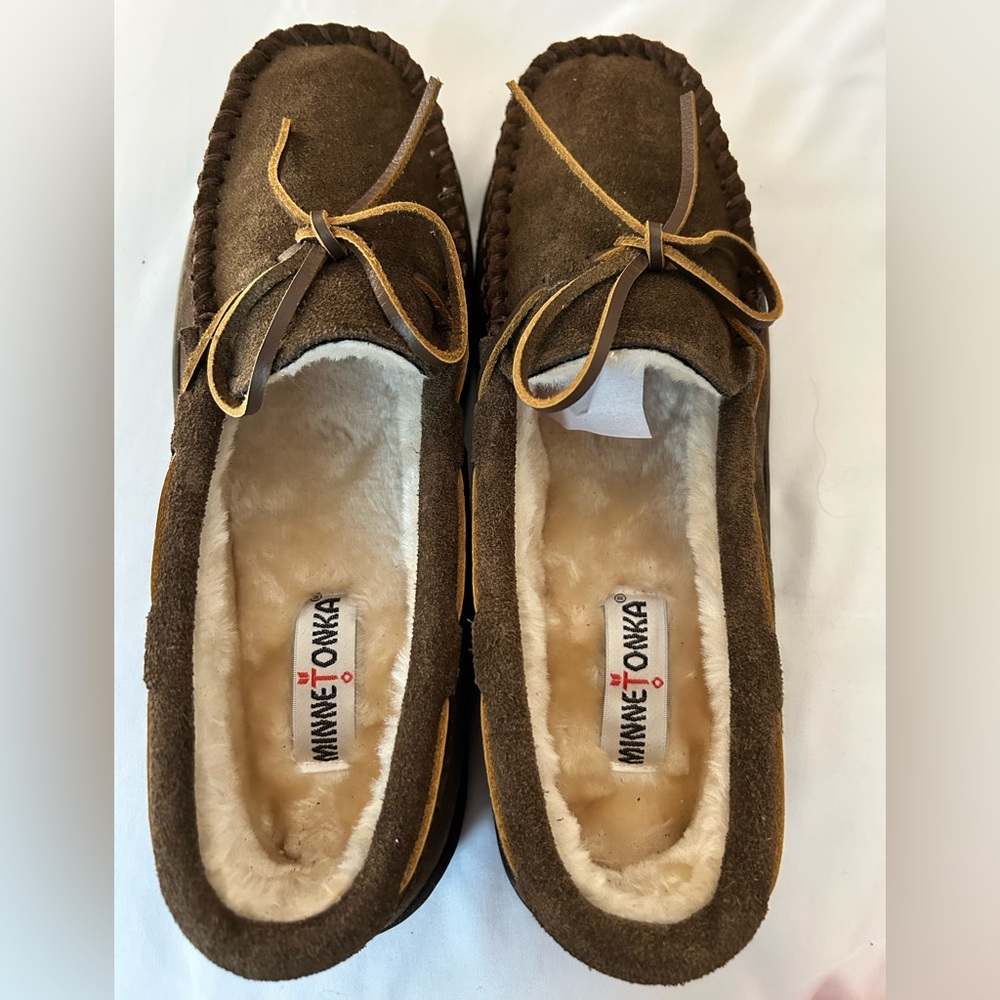 Men’s Minnetonka chocolate brown slipper size 10w, brand new
